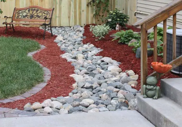 24 Beautiful Red Mulch Landscaping Ideas To Add More Color and Texture