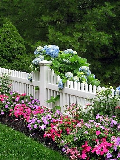 33 Flower-Styled Garden Decorations To Enchant Your Outdoors