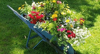 33 Flower-Styled Garden Decorations To Enchant Your Outdoors